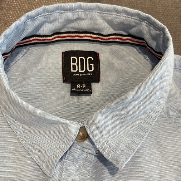 Urban Outfitters light blue shirt sleeve button down w/2 front pockets.  Size S - Picture 8 of 9